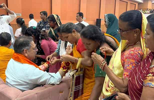 डूंगरपुर में सतीश पूनिया को रक्षा सूत्र बांधती महिलाएं।