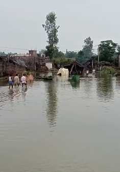 ग्रंट नंबर 12 में देशराज के घर के पास पहुंची नदी की धारा।संवाद ग्रंट नंबर 12 में देशराज के घर के पास पहुंची नदी की धारा।संवाद