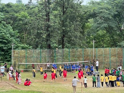 जेएनवी डुंगरी में संभाग स्तर की खेलों के वॉलीबाल मुकाबले में भिड़ती टीमें। संस्थान। जेएनवी डुंगरी में संभाग स्तर की खेलों के वॉलीबाल मुकाबले में भिड़ती टीमें। संस्थान।