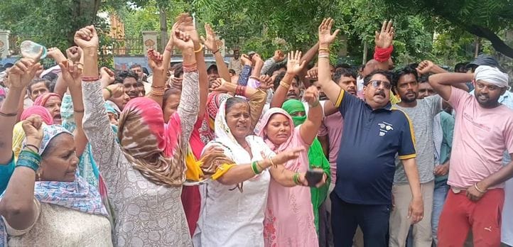 जुलाई माह का वेतन न मिलने से नाराज सफाई कर्मचारियों को निगम के कार्यालय से बाहर निकालती पुलिस। 