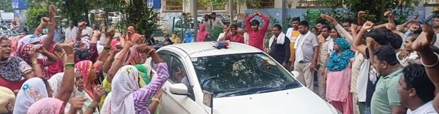 जुलाई माह का वेतन न मिलने से नाराज सफाई कर्मचारियों को निगम के कार्यालय से बाहर निकालती पुलिस। 