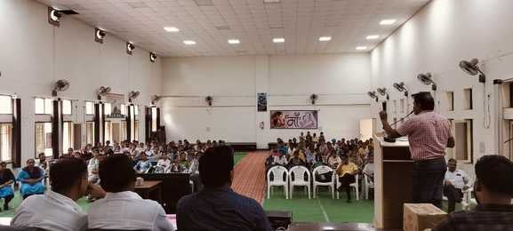 कार्यक्रम के दौरान उपस्थित छात्राओं को संबोधित करते प्राचार्य डॉ. परमजीत संधा। स्रोत  : महाविद्