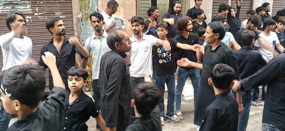 मेरठ..कंवलजीत..जैदी सोसाइटी में चेहलम के जुलुस में मातम करते सोगवार......संवाद मेरठ..कंवलजीत..जैदी सोसाइटी में चेहलम के जुलुस में मातम करते सोगवार......संवाद