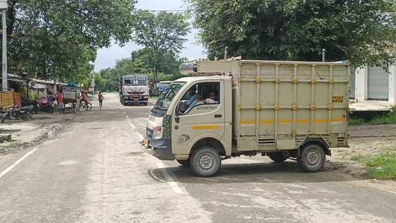 माधोटांडा-पीलीभीत मार्ग पर निर्माणाधीन सड़ा पुलिया के वैकल्पिक मार्ग पर भरा पानी। संवाद माधोटांडा-पीलीभीत मार्ग पर निर्माणाधीन सड़ा पुलिया के वैकल्पिक मार्ग पर भरा पानी। संवाद
