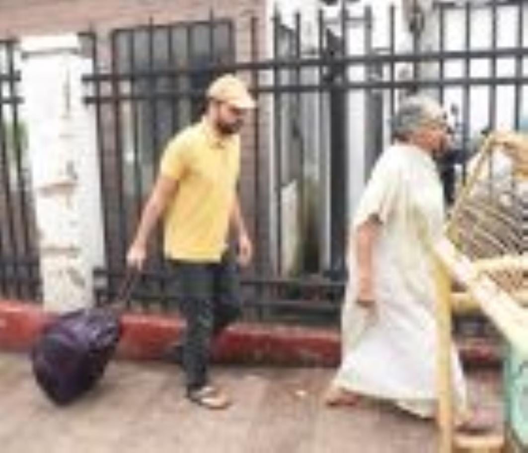 प्रदर्शन करते कर्मचारी। प्रदर्शन करते कर्मचारी।
