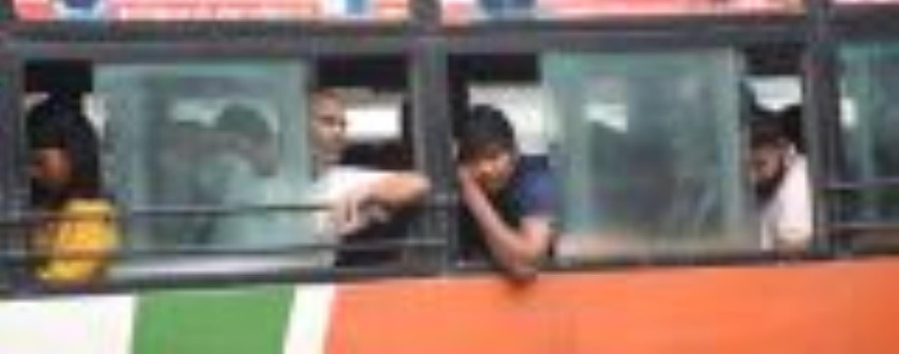 प्रदर्शन करते कर्मचारी। प्रदर्शन करते कर्मचारी।