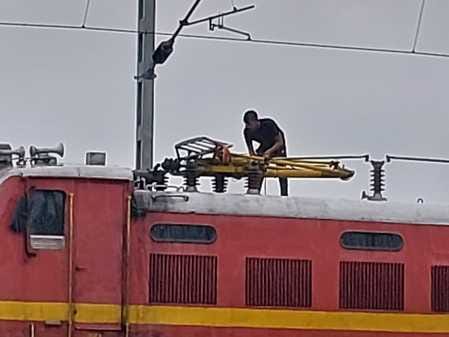 पेड़ की टहनी लगने से क्षतिग्रस्त हुआ इंजन का शीशा संवाद पेड़ की टहनी लगने से क्षतिग्रस्त हुआ इंजन का शीशा संवाद