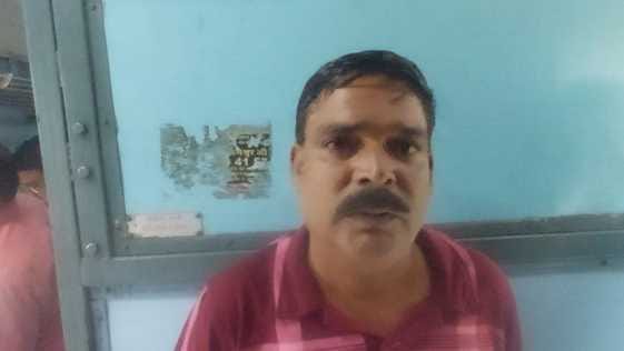 पेड़ की टहनी लगने से क्षतिग्रस्त हुआ इंजन का शीशा संवाद पेड़ की टहनी लगने से क्षतिग्रस्त हुआ इंजन का शीशा संवाद