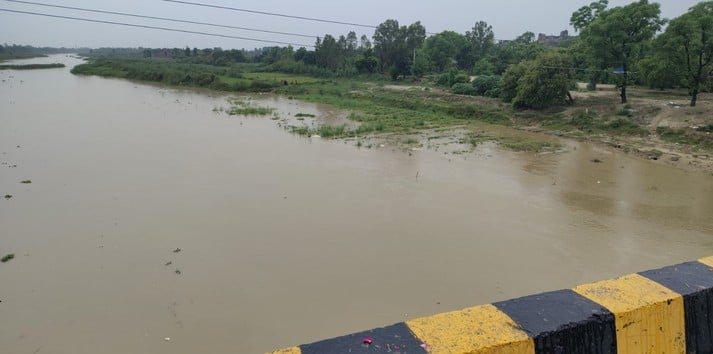 पुवायां के मोहल्ला कांशीराम नगर में जलजमाव। संवाद