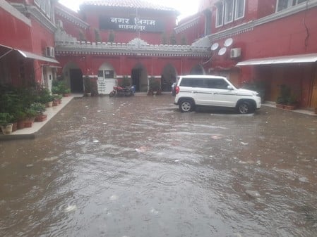 पुवायां के मोहल्ला कांशीराम नगर में जलजमाव। संवाद