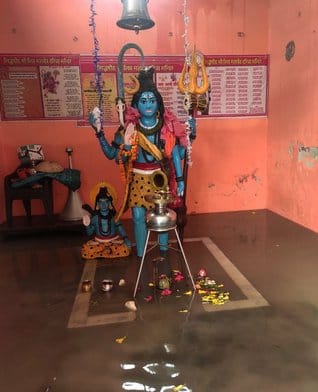 रामपुर मनिहारान में सर्विस रोड पर जलभराव से गुजरते वाहन चालक। संवाद रामपुर मनिहारान में सर्विस रोड पर जलभराव से गुजरते वाहन चालक। संवाद
