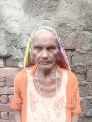 साहब हम जिंदा हैं ......   गांव हसनपुर लुहारी के  वृद्ध  मो कालू  ।