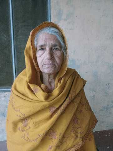 साहब हम जिंदा हैं ......   गांव हसनपुर लुहारी के  वृद्ध  मो कालू  ।