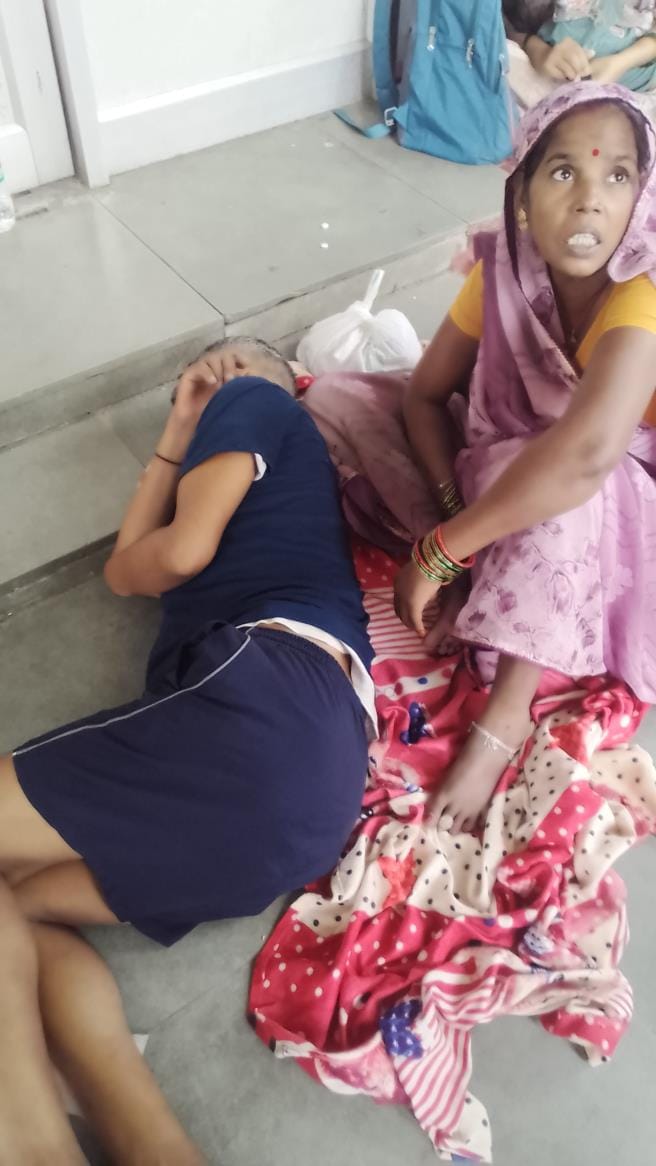 स्ट्रेचर पर पड़ी महिला। स्ट्रेचर पर पड़ी महिला।