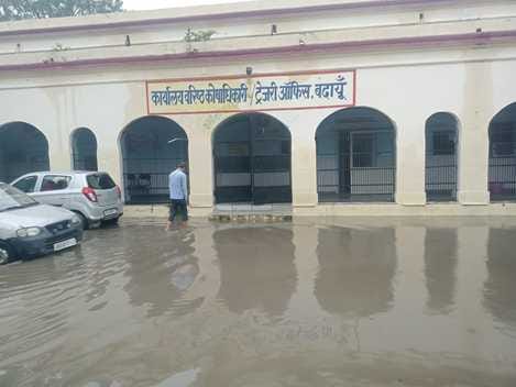शहर के डीएम रोड पर बने अंडर पास में भरा पानी। संवाद शहर के डीएम रोड पर बने अंडर पास में भरा पानी। संवाद