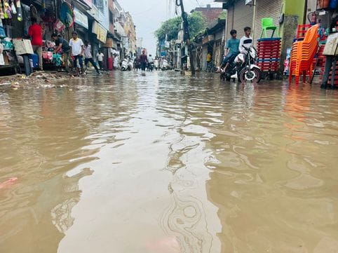 शहर के डीएम रोड पर बने अंडर पास में भरा पानी। संवाद शहर के डीएम रोड पर बने अंडर पास में भरा पानी। संवाद