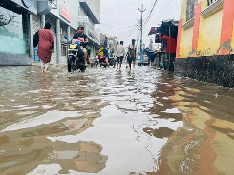 शहर के डीएम रोड पर बने अंडर पास में भरा पानी। संवाद शहर के डीएम रोड पर बने अंडर पास में भरा पानी। संवाद