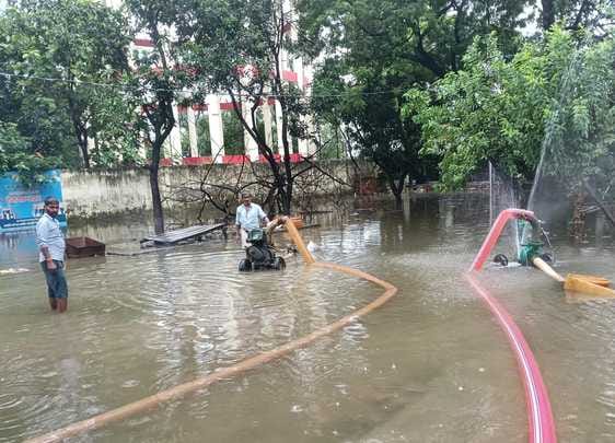 शहर के ड्रमंड कॉलेज मैदान में भरे पानी में खेलते बच्चे संवाद