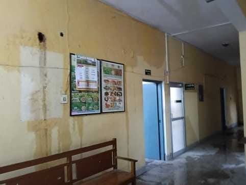 शहर के ड्रमंड कॉलेज मैदान में भरे पानी में खेलते बच्चे संवाद