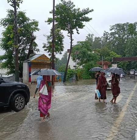 शहर के ड्रमंड कॉलेज मैदान में भरे पानी में खेलते बच्चे संवाद