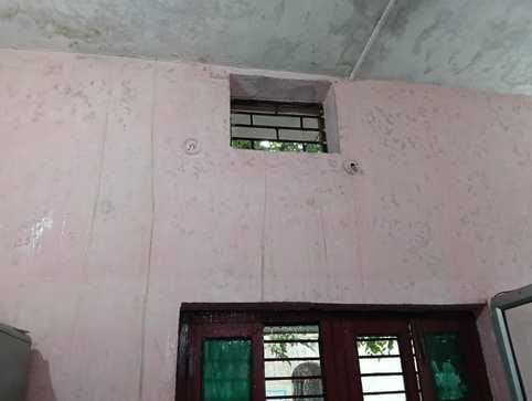 शहर के ड्रमंड कॉलेज मैदान में भरे पानी में खेलते बच्चे संवाद