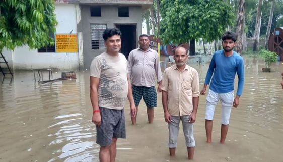 शहर में बिजली लाइन ठीक करता कर्मचारी । संवाद शहर में बिजली लाइन ठीक करता कर्मचारी । संवाद