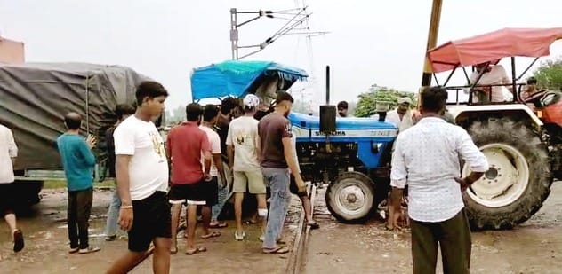 उझानी में अढ़ौली फाटक खुलने का इंतजार करते राहगीर। संवाद उझानी में अढ़ौली फाटक खुलने का इंतजार करते राहगीर। संवाद