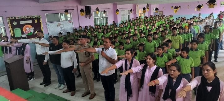 06जेएनडी03: पुलिस की पाठशाला कार्यक्रम में साइबर ठगी को लेकर किए सवाल का जवाब देने पर विद्यार्