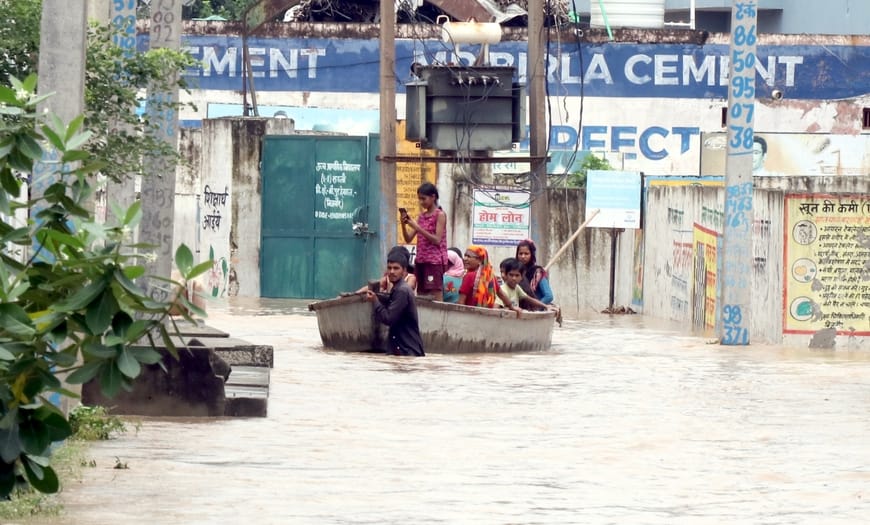 बिजनौर के ग्राम ब्रहमपुरी में झोपड़ीनुमा घर में भरा मालन नदी का पानी और नाव के सहारे जाते ग्राम बिजनौर के ग्राम ब्रहमपुरी में झोपड़ीनुमा घर में भरा मालन नदी का पानी और नाव के सहारे जाते ग्राम