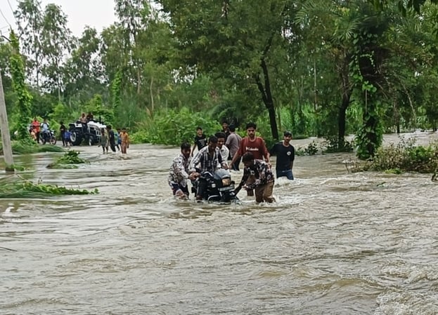 बिजनौर के ग्राम ब्रहमपुरी में झोपड़ीनुमा घर में भरा मालन नदी का पानी और नाव के सहारे जाते ग्राम बिजनौर के ग्राम ब्रहमपुरी में झोपड़ीनुमा घर में भरा मालन नदी का पानी और नाव के सहारे जाते ग्राम