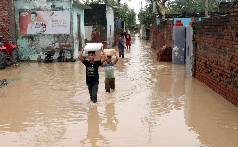 बिजनौर के ग्राम ब्रहमपुरी में झोपड़ीनुमा घर में भरा मालन नदी का पानी और नाव के सहारे जाते ग्राम बिजनौर के ग्राम ब्रहमपुरी में झोपड़ीनुमा घर में भरा मालन नदी का पानी और नाव के सहारे जाते ग्राम