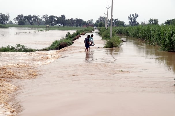 बिजनौर के ग्राम ब्रहमपुरी में झोपड़ीनुमा घर में भरा मालन नदी का पानी और नाव के सहारे जाते ग्राम बिजनौर के ग्राम ब्रहमपुरी में झोपड़ीनुमा घर में भरा मालन नदी का पानी और नाव के सहारे जाते ग्राम
