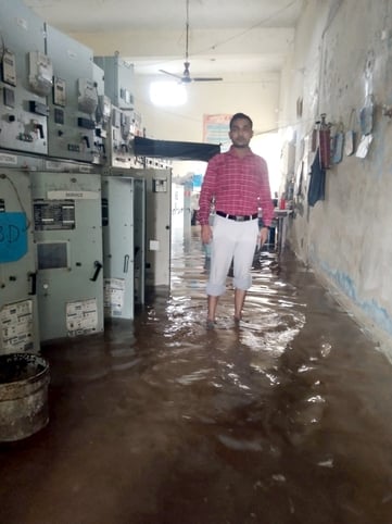 बिजनौर के ग्राम ब्रहमपुरी में झोपड़ीनुमा घर में भरा मालन नदी का पानी और नाव के सहारे जाते ग्राम बिजनौर के ग्राम ब्रहमपुरी में झोपड़ीनुमा घर में भरा मालन नदी का पानी और नाव के सहारे जाते ग्राम