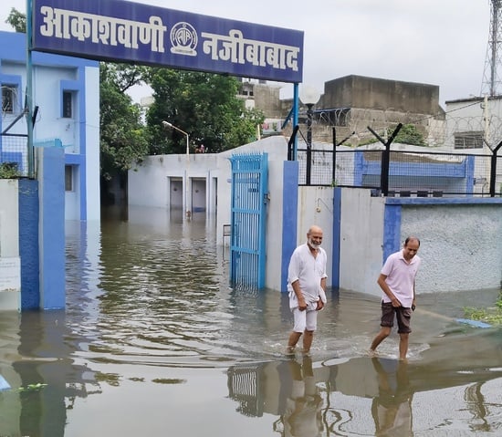 बिजनौर के ग्राम ब्रहमपुरी में झोपड़ीनुमा घर में भरा मालन नदी का पानी और नाव के सहारे जाते ग्राम बिजनौर के ग्राम ब्रहमपुरी में झोपड़ीनुमा घर में भरा मालन नदी का पानी और नाव के सहारे जाते ग्राम