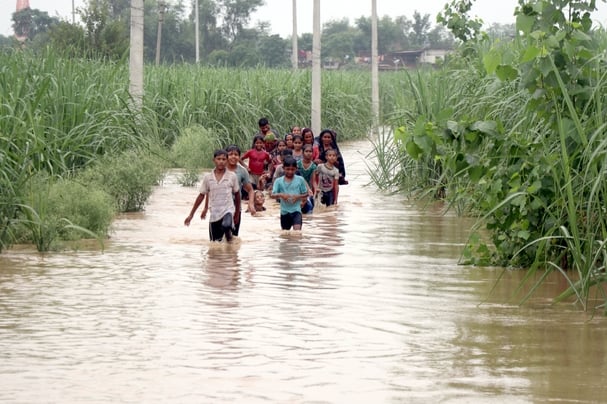 बिजनौर के ग्राम ब्रहमपुरी में झोपड़ीनुमा घर में भरा मालन नदी का पानी और नाव के सहारे जाते ग्राम बिजनौर के ग्राम ब्रहमपुरी में झोपड़ीनुमा घर में भरा मालन नदी का पानी और नाव के सहारे जाते ग्राम