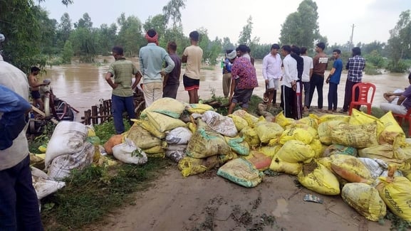 बिजनौर के ग्राम ब्रहमपुरी में झोपड़ीनुमा घर में भरा मालन नदी का पानी और नाव के सहारे जाते ग्राम बिजनौर के ग्राम ब्रहमपुरी में झोपड़ीनुमा घर में भरा मालन नदी का पानी और नाव के सहारे जाते ग्राम