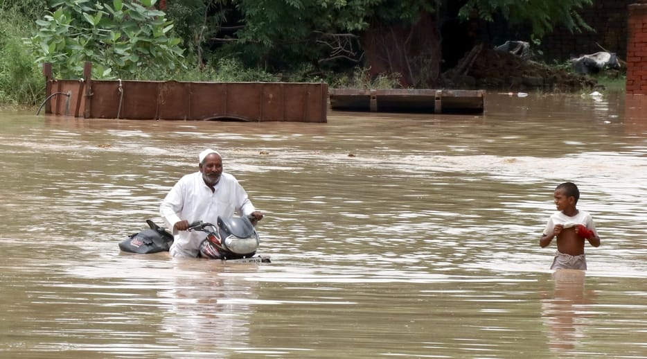 बिजनौर के ग्राम ब्रहमपुरी में झोपड़ीनुमा घर में भरा मालन नदी का पानी और नाव के सहारे जाते ग्राम बिजनौर के ग्राम ब्रहमपुरी में झोपड़ीनुमा घर में भरा मालन नदी का पानी और नाव के सहारे जाते ग्राम