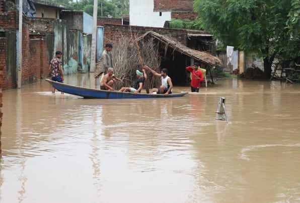 बिजनौर के ग्राम ब्रहमपुरी में झोपड़ीनुमा घर में भरा मालन नदी का पानी और नाव के सहारे जाते ग्राम बिजनौर के ग्राम ब्रहमपुरी में झोपड़ीनुमा घर में भरा मालन नदी का पानी और नाव के सहारे जाते ग्राम