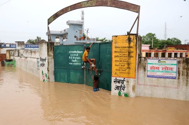 बिजनौर के ग्राम ब्रहमपुरी में झोपड़ीनुमा घर में भरा मालन नदी का पानी और नाव के सहारे जाते ग्राम बिजनौर के ग्राम ब्रहमपुरी में झोपड़ीनुमा घर में भरा मालन नदी का पानी और नाव के सहारे जाते ग्राम