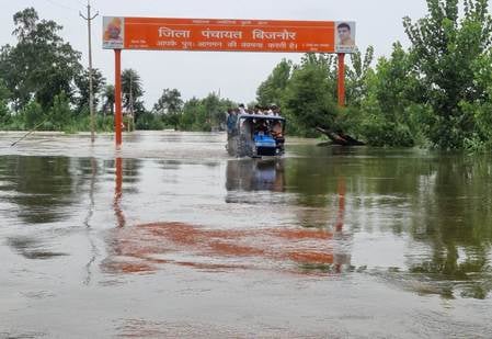 बिजनौर के ग्राम ब्रहमपुरी में झोपड़ीनुमा घर में भरा मालन नदी का पानी और नाव के सहारे जाते ग्राम बिजनौर के ग्राम ब्रहमपुरी में झोपड़ीनुमा घर में भरा मालन नदी का पानी और नाव के सहारे जाते ग्राम