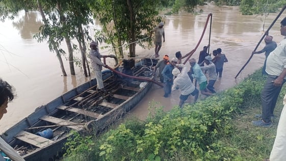 बिजनौर के ग्राम ब्रहमपुरी में झोपड़ीनुमा घर में भरा मालन नदी का पानी और नाव के सहारे जाते ग्राम बिजनौर के ग्राम ब्रहमपुरी में झोपड़ीनुमा घर में भरा मालन नदी का पानी और नाव के सहारे जाते ग्राम