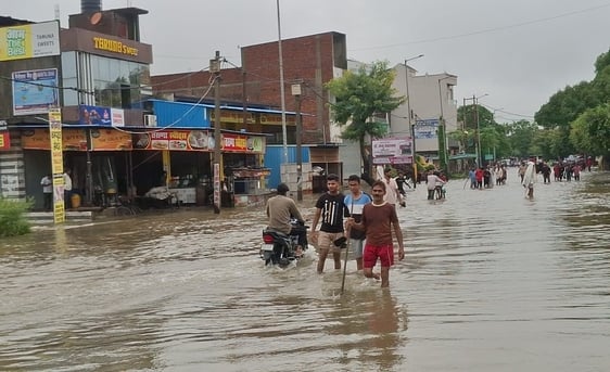 बिजनौर के ग्राम ब्रहमपुरी में झोपड़ीनुमा घर में भरा मालन नदी का पानी और नाव के सहारे जाते ग्राम बिजनौर के ग्राम ब्रहमपुरी में झोपड़ीनुमा घर में भरा मालन नदी का पानी और नाव के सहारे जाते ग्राम