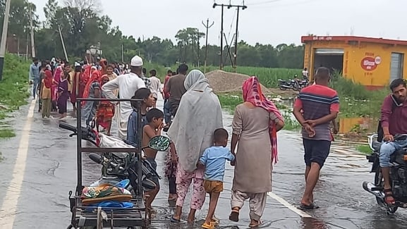 बिजनौर के ग्राम ब्रहमपुरी में झोपड़ीनुमा घर में भरा मालन नदी का पानी और नाव के सहारे जाते ग्राम बिजनौर के ग्राम ब्रहमपुरी में झोपड़ीनुमा घर में भरा मालन नदी का पानी और नाव के सहारे जाते ग्राम