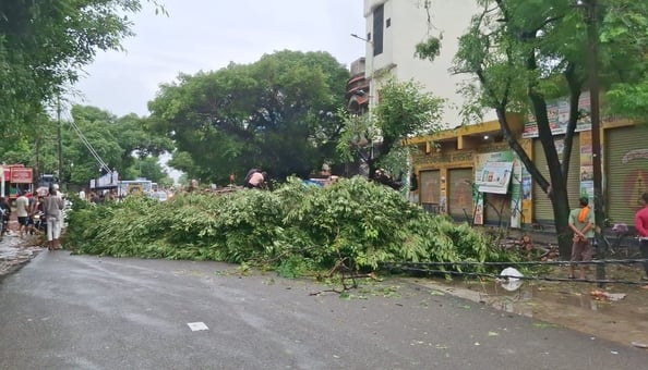 बिजनौर के ग्राम ब्रहमपुरी में झोपड़ीनुमा घर में भरा मालन नदी का पानी और नाव के सहारे जाते ग्राम बिजनौर के ग्राम ब्रहमपुरी में झोपड़ीनुमा घर में भरा मालन नदी का पानी और नाव के सहारे जाते ग्राम