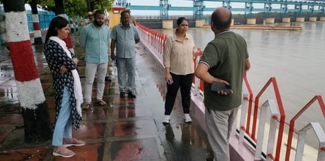 बिजनौर के ग्राम ब्रहमपुरी में झोपड़ीनुमा घर में भरा मालन नदी का पानी और नाव के सहारे जाते ग्राम बिजनौर के ग्राम ब्रहमपुरी में झोपड़ीनुमा घर में भरा मालन नदी का पानी और नाव के सहारे जाते ग्राम