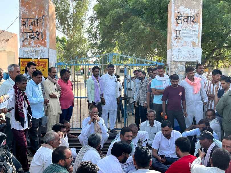 बीकानेर: शिक्षा के मंदिर में शर्मनाक हरकत,छात्रा को शिक्षक ने थमाया लव लेटर, विरोध में उतरे ग्र