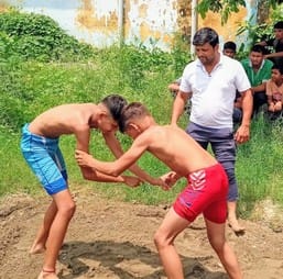 ए एस इंटर कालेज में कुश्ती प्रतियोगिता में दाव लगाते हुए छात्राए। (स्त्रोत कालेज) मवाना। ए एस इंटर कालेज में कुश्ती प्रतियोगिता में दाव लगाते हुए छात्राए। (स्त्रोत कालेज) मवाना।