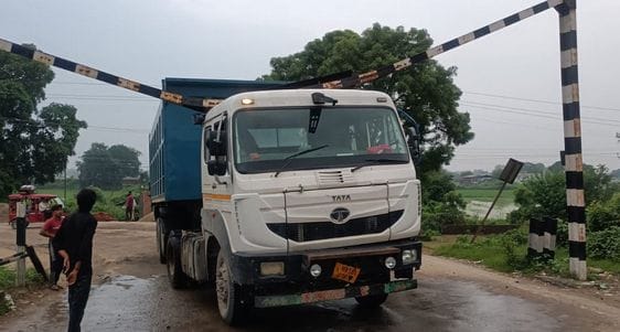फाटक बंद होने से लगा जाम। संवाद फाटक बंद होने से लगा जाम। संवाद