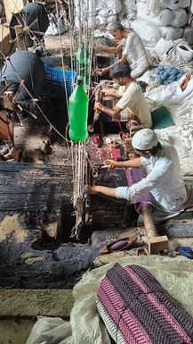 गंगेरू मे दरी, कंबल बनाते कारीगर । संवाद गंगेरू मे दरी, कंबल बनाते कारीगर । संवाद