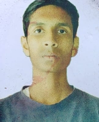 हल्दौर के गांव कुम्हारपुरा में युवक की मौत के बाद गमजदा परिजन और जमा भीड़। संवाद हल्दौर के गांव कुम्हारपुरा में युवक की मौत के बाद गमजदा परिजन और जमा भीड़। संवाद